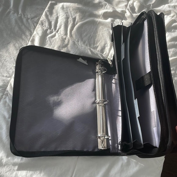 Hi,I’m selling this binder. It’s been used once(for a day) no rips, no markings. - Picture 3 of 4